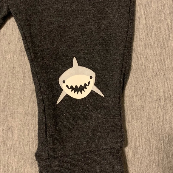 4/$10 Old Navy Shark Legging - Picture 2 of 3